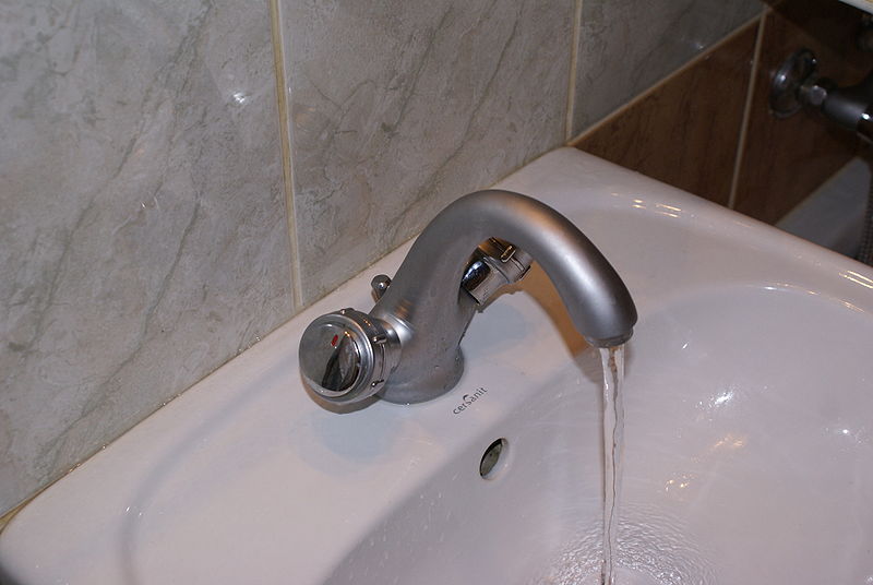 800px-Water_tap_in_bathroom_01376